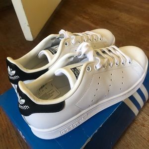 New never worn black Adidas stansmith